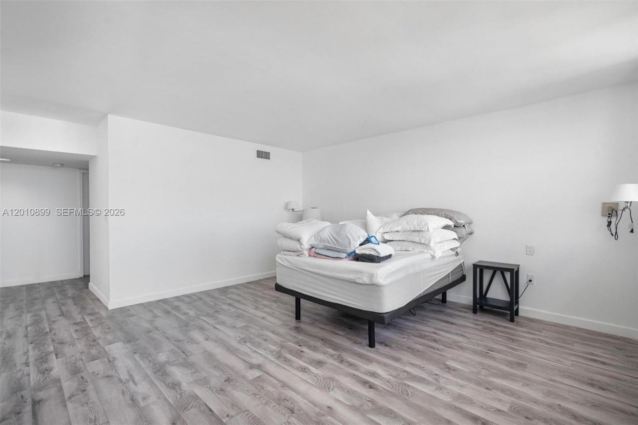 825 Brickell Bay Dr , Unit 2042, Miami, FL 33131 Photo