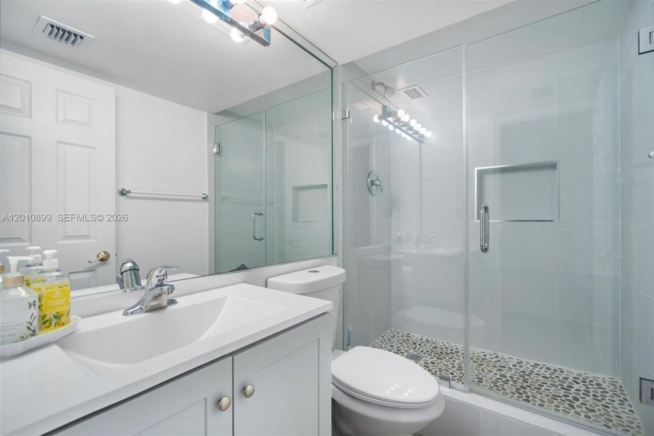 825 Brickell Bay Dr , Unit 2042, Miami, FL 33131 Photo