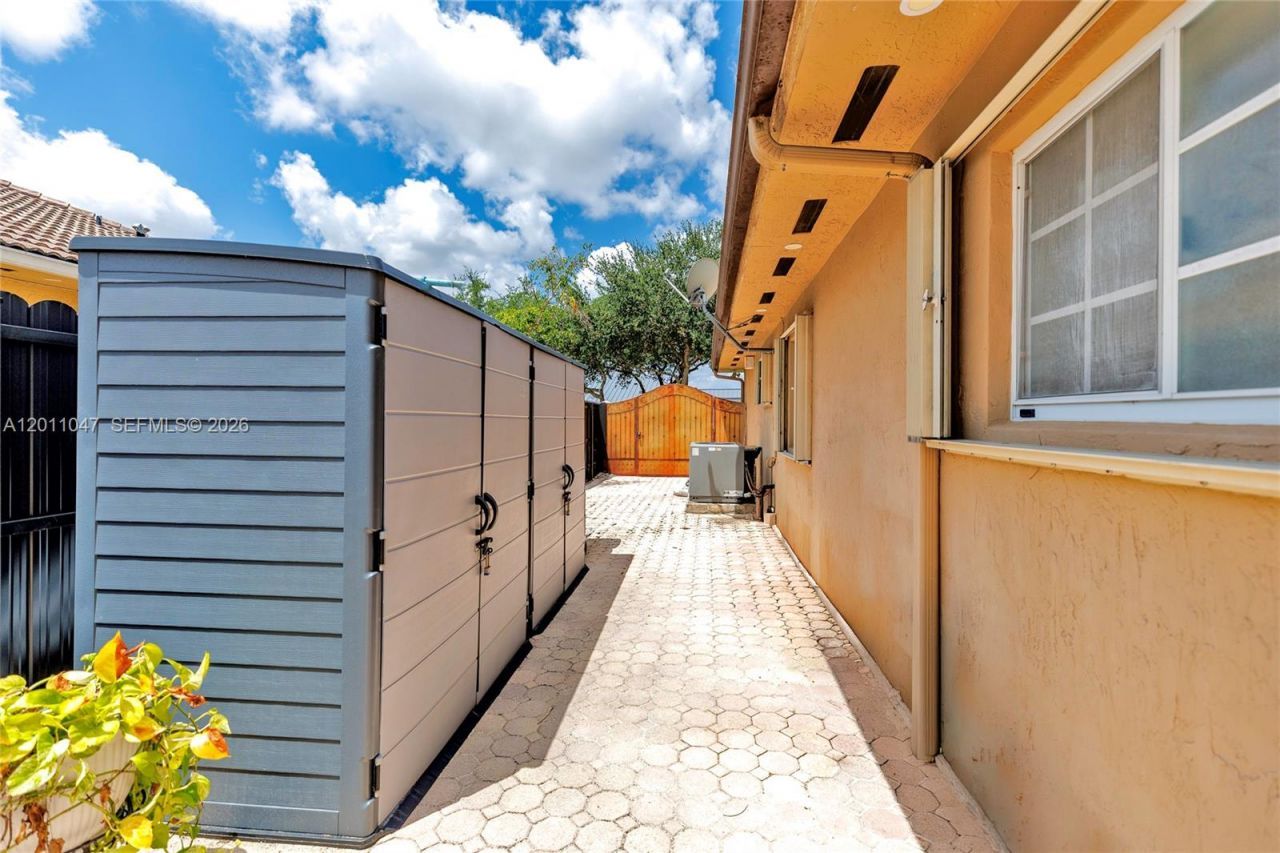 16037 NW 77th Pl, Miami Lakes, FL 33016 Photo