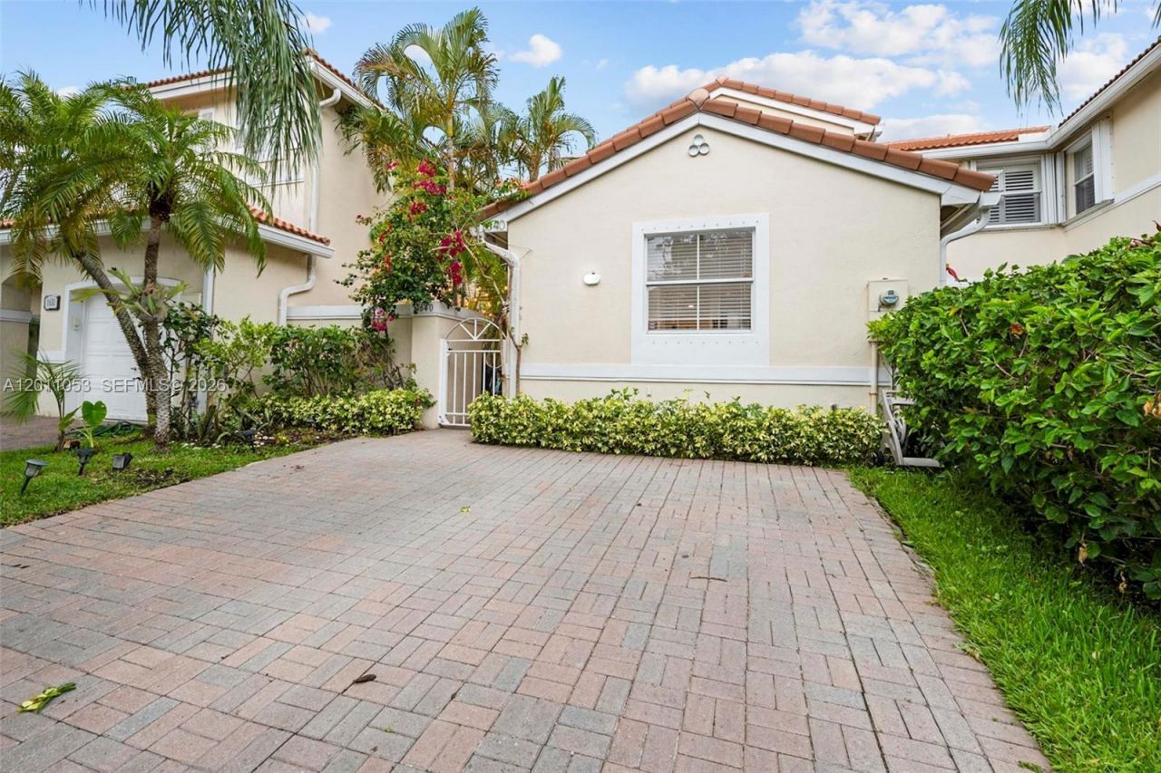 1640 Weeping Willow Way , Unit 1640, Hollywood, FL 33019 Photo
