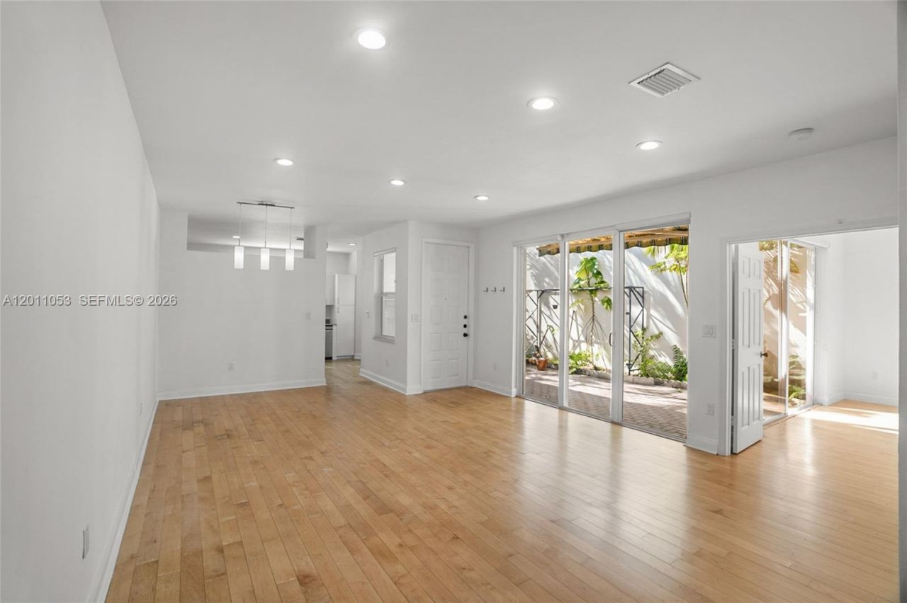 1640 Weeping Willow Way , Unit 1640, Hollywood, FL 33019 Photo