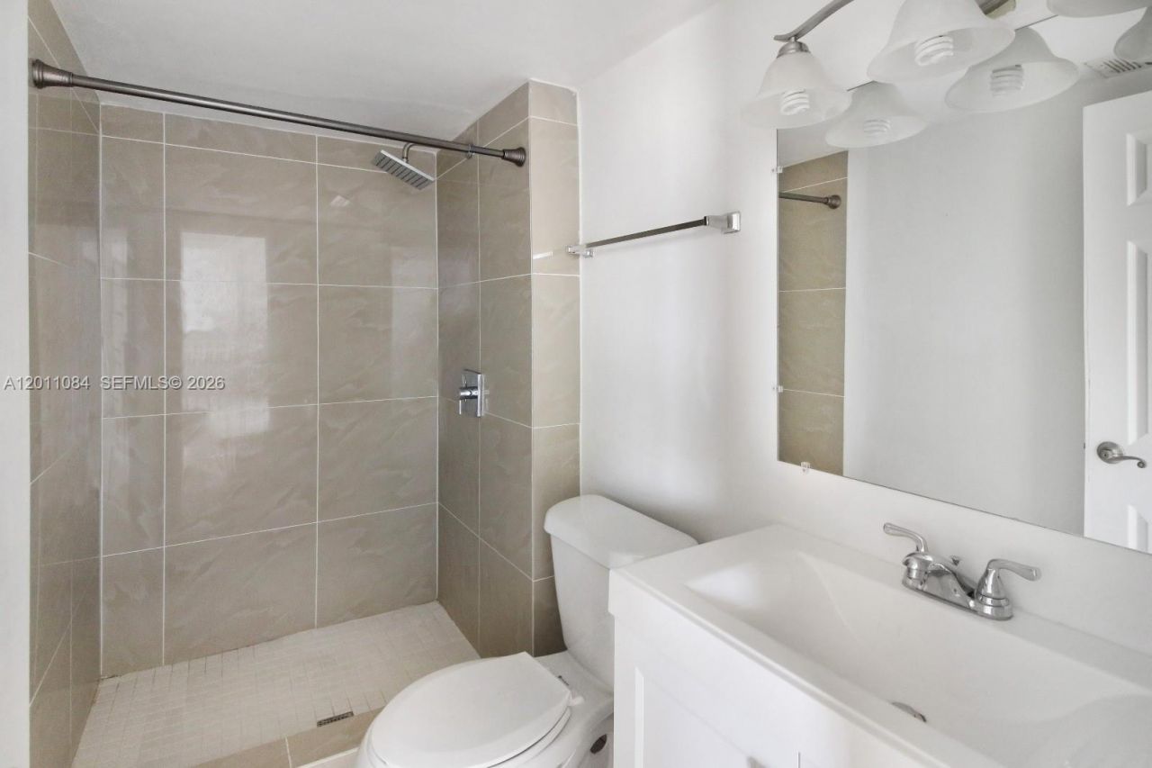 2350 NE 135th St , Unit 1111, North Miami, FL 33181 Photo