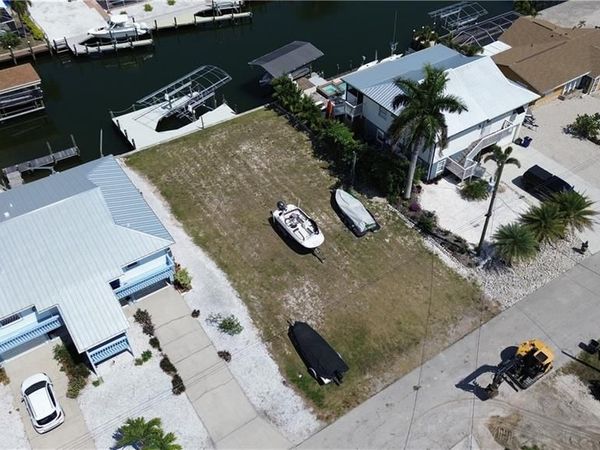 2480 Sycamore ST, ST. JAMES CITY, FL 33956