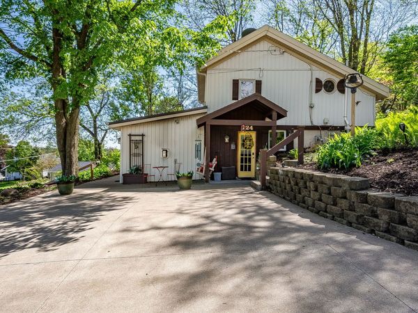 124 Oak Street , Le Claire, IA 52753