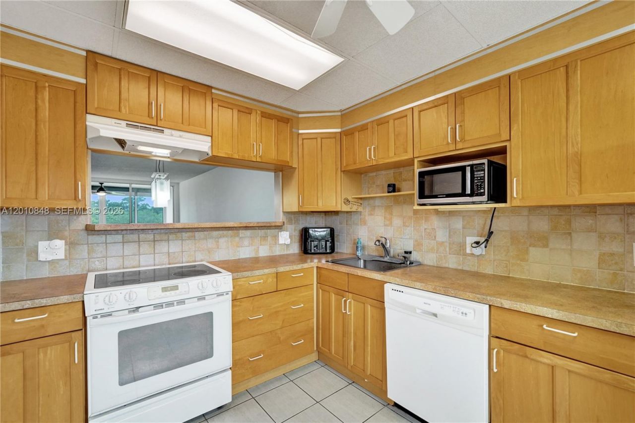 575 Oaks Ln, Unit 508, Pompano Beach, FL 33069 Photo