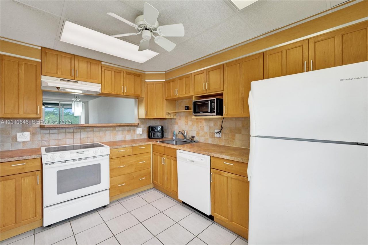 575 Oaks Ln, Unit 508, Pompano Beach, FL 33069 Photo