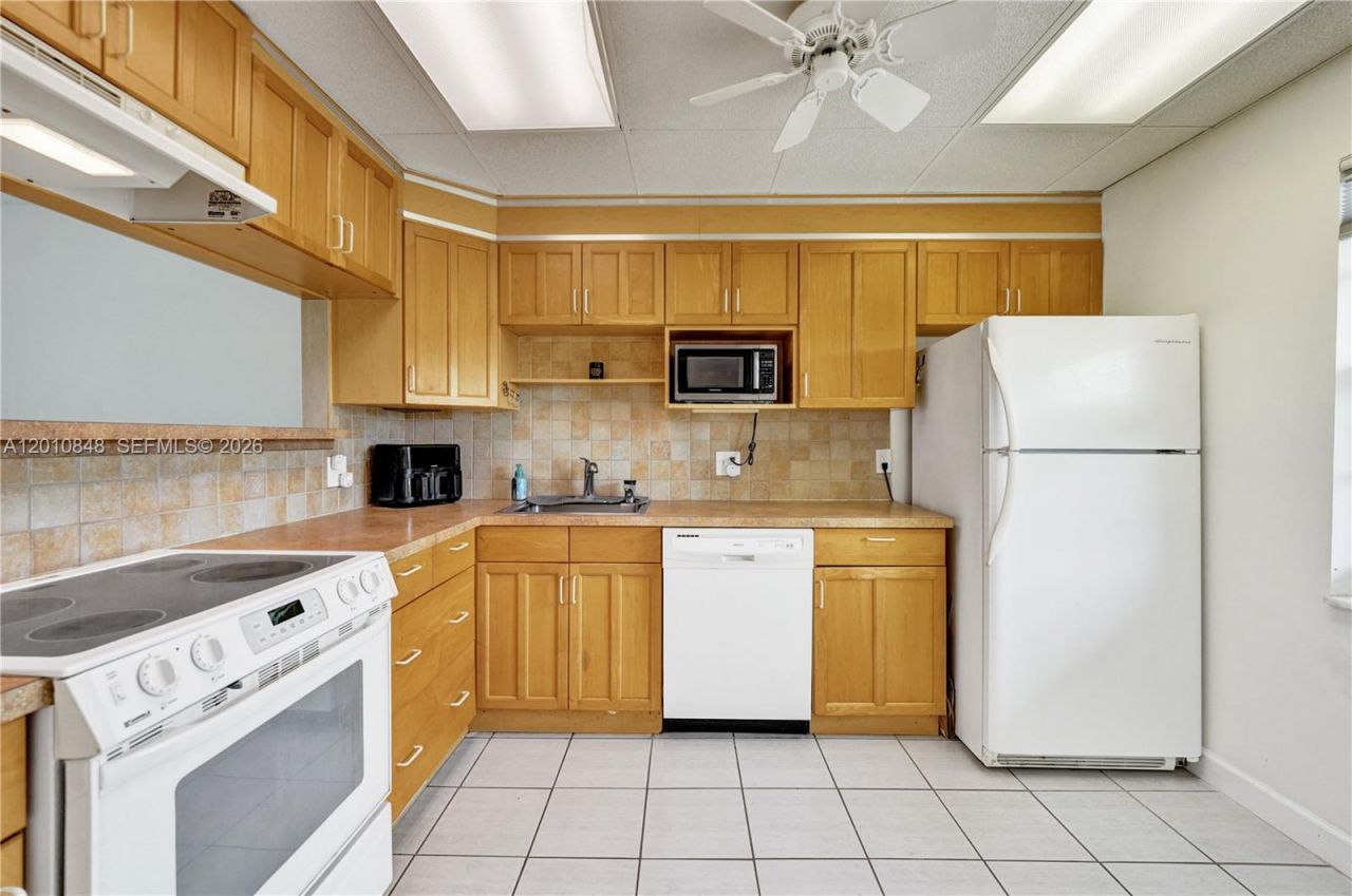 575 Oaks Ln, Unit 508, Pompano Beach, FL 33069 Photo