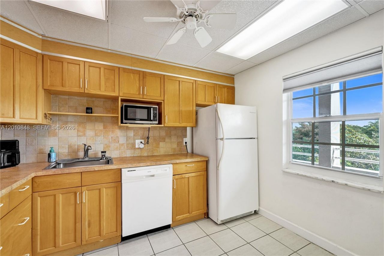 575 Oaks Ln, Unit 508, Pompano Beach, FL 33069 Photo