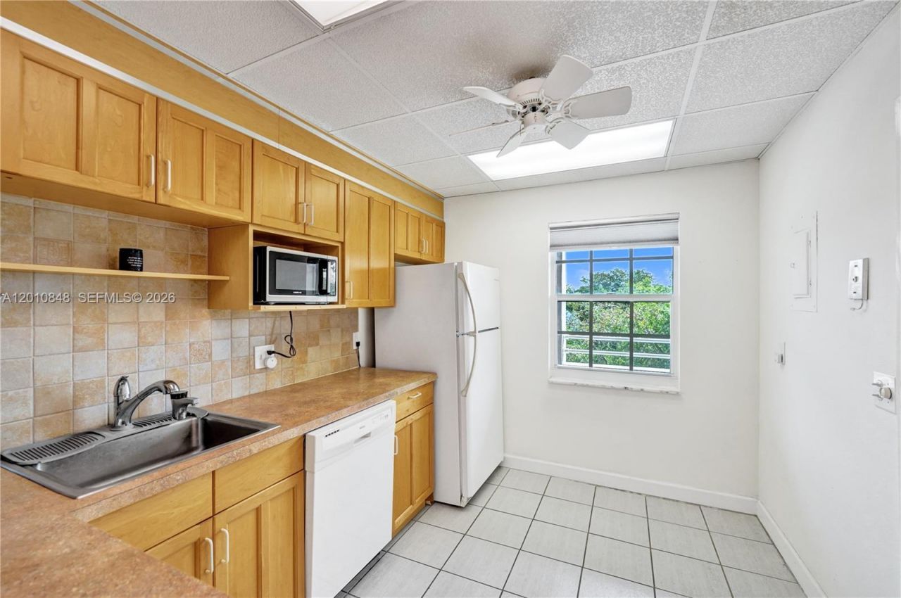 575 Oaks Ln, Unit 508, Pompano Beach, FL 33069 Photo