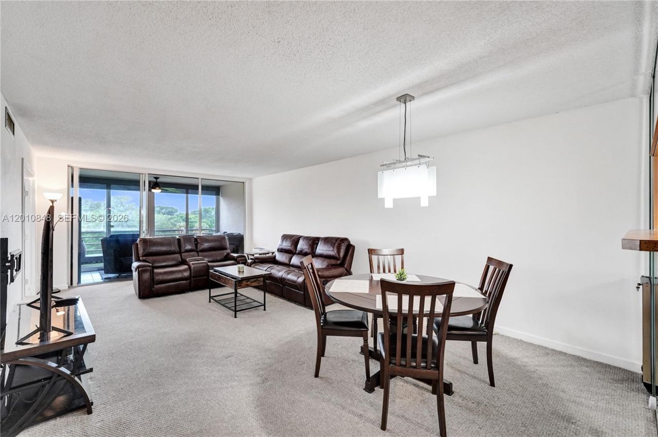 575 Oaks Ln, Unit 508, Pompano Beach, FL 33069 Photo