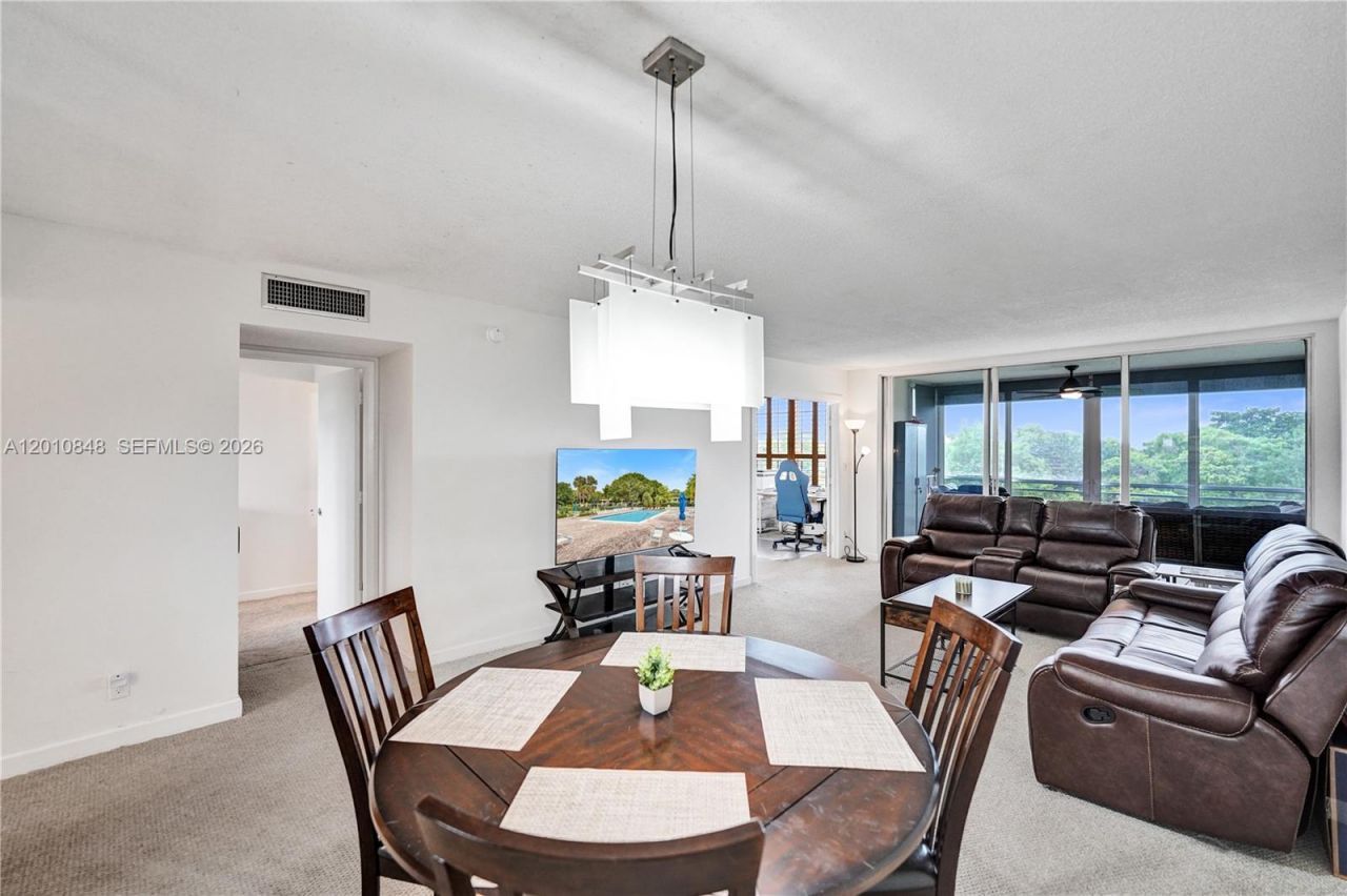 575 Oaks Ln, Unit 508, Pompano Beach, FL 33069 Photo
