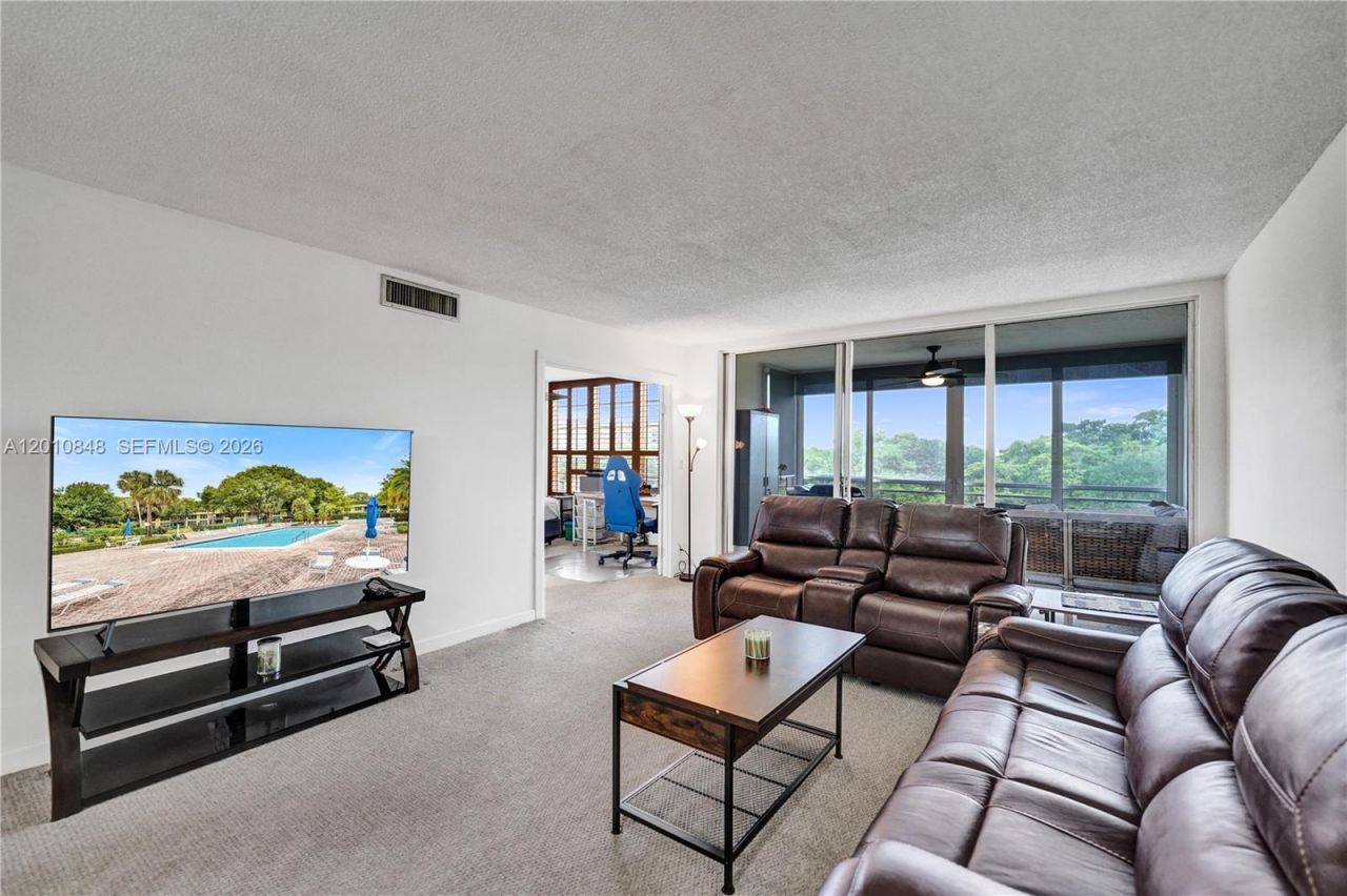 575 Oaks Ln, Unit 508, Pompano Beach, FL 33069 Photo