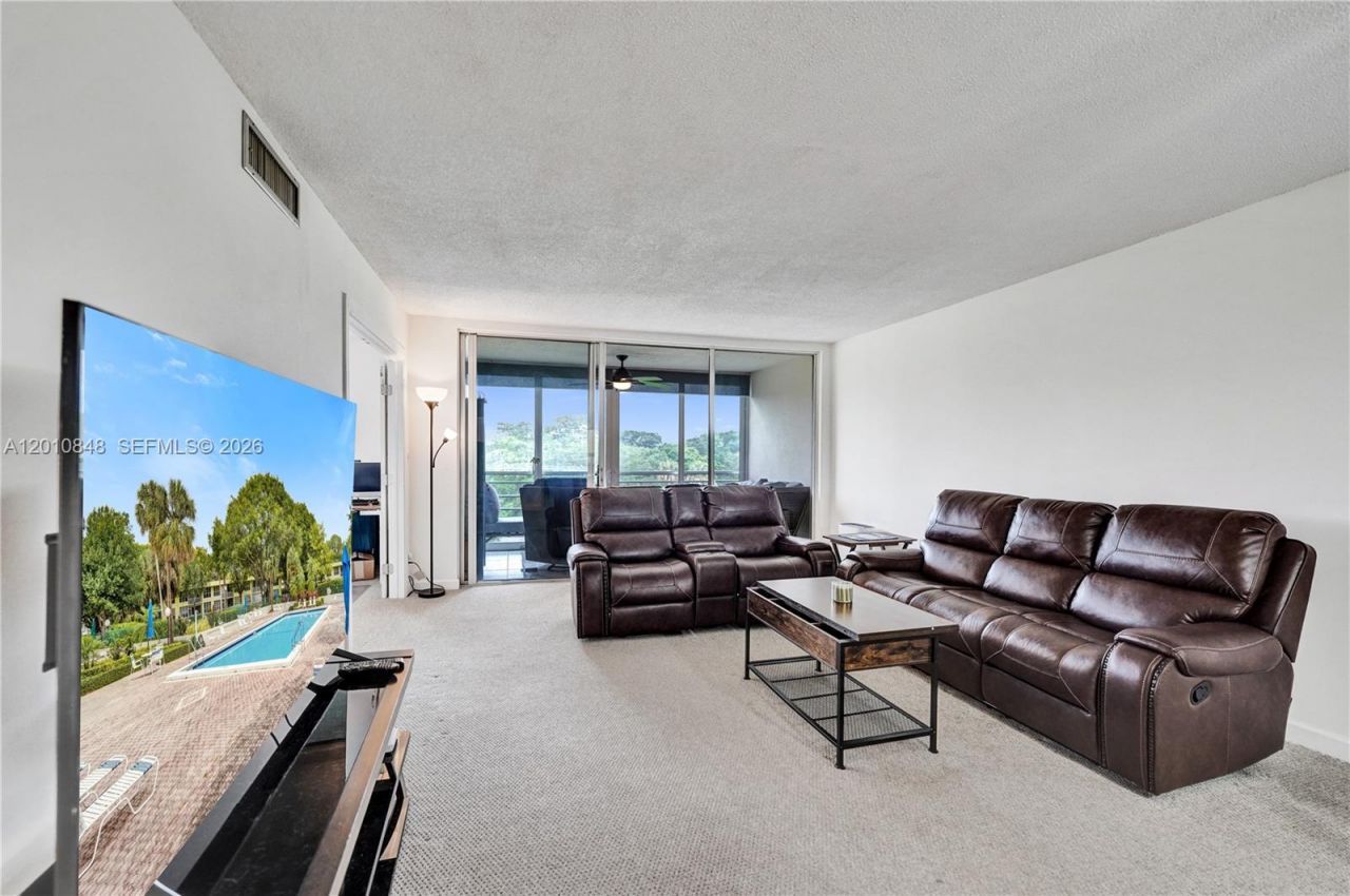 575 Oaks Ln, Unit 508, Pompano Beach, FL 33069 Photo