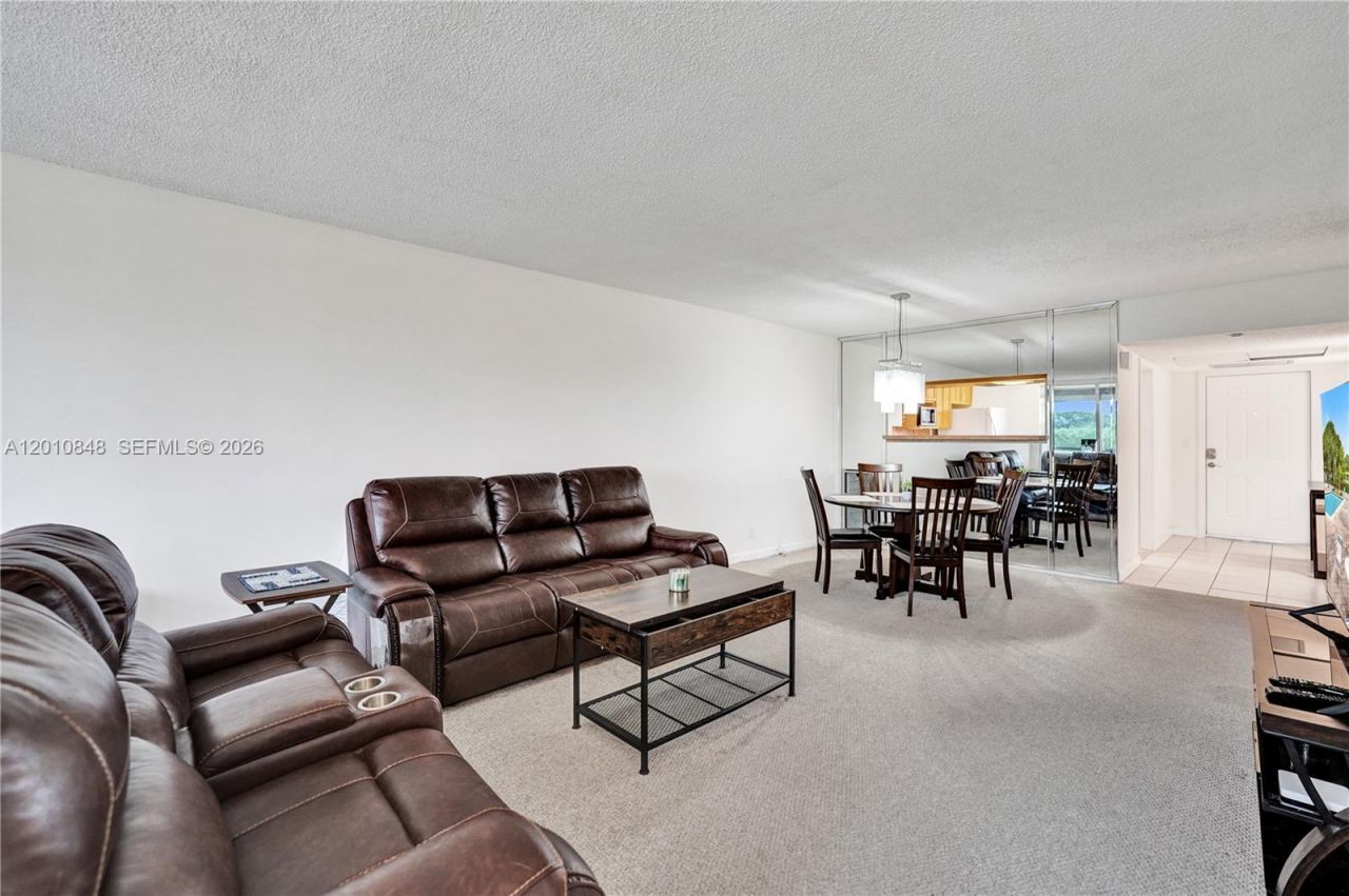 575 Oaks Ln, Unit 508, Pompano Beach, FL 33069 Photo