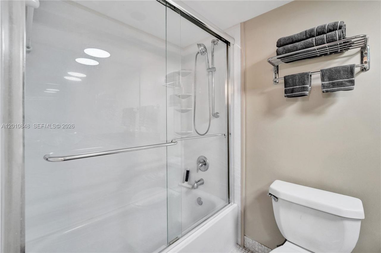 575 Oaks Ln, Unit 508, Pompano Beach, FL 33069 Photo