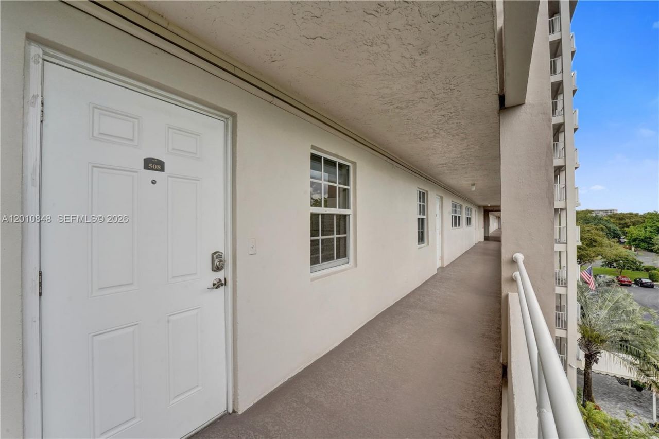 575 Oaks Ln, Unit 508, Pompano Beach, FL 33069 Photo