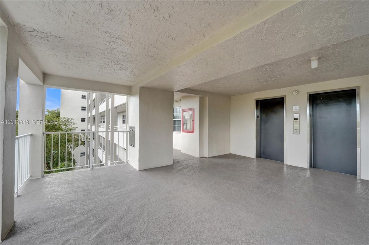575 Oaks Ln, Unit 508, Pompano Beach, FL 33069 Photo