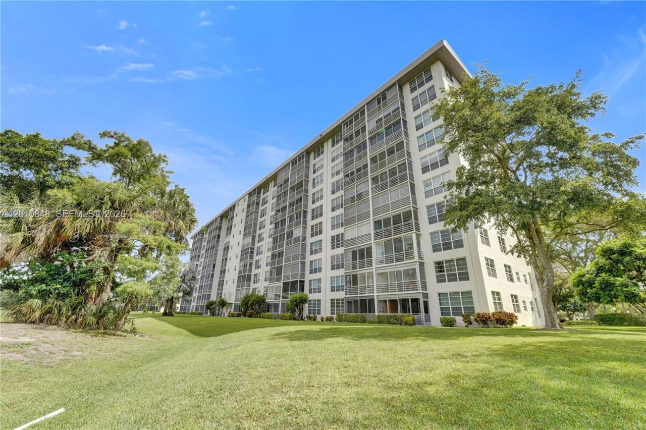 575 Oaks Ln, Unit 508, Pompano Beach, FL 33069 Photo