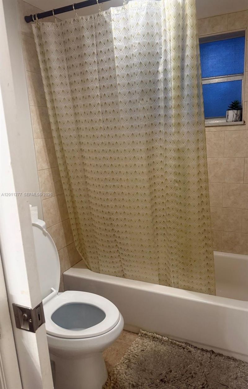 879 NE 195th St , Unit 425, Miami, FL 33179 Photo