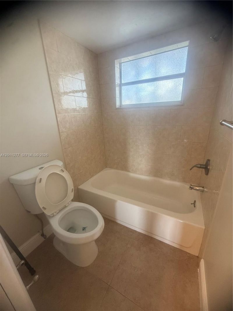 879 NE 195th St, Unit 425, Miami, FL 33179 Photo