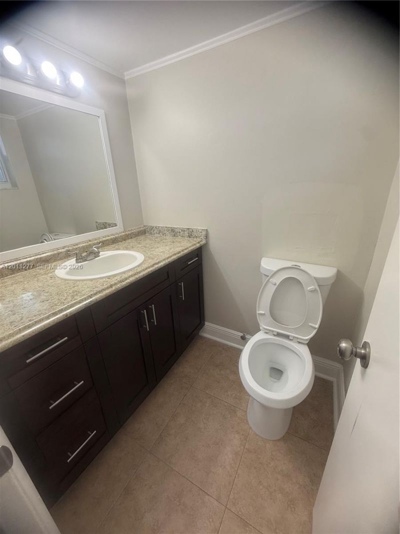 879 NE 195th St, Unit 425, Miami, FL 33179 Photo