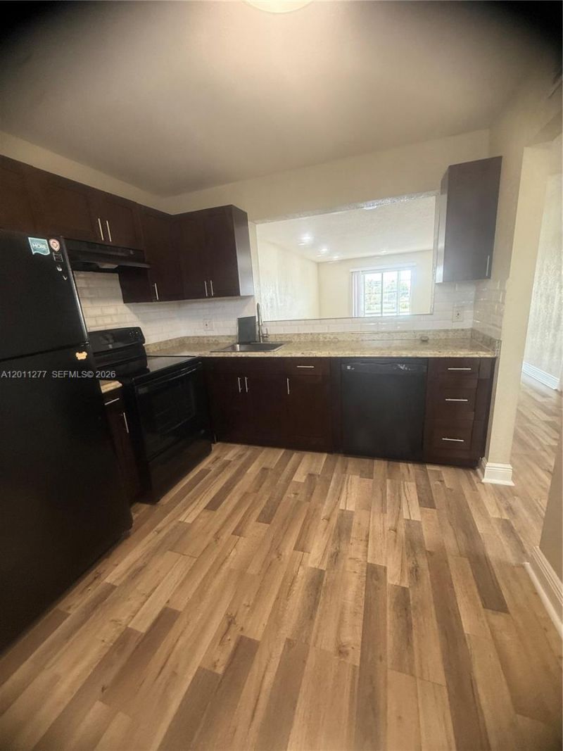 879 NE 195th St, Unit 425, Miami, FL 33179 Photo