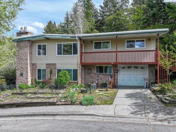 1280 NE Hillside Dr, Pullman, WA 99163