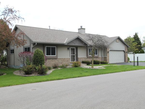 915 Park Cir, Union Grove, WI 53182