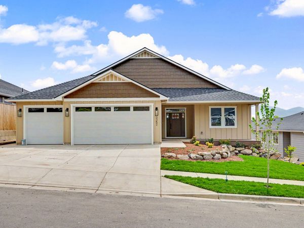3352 Viewpoint Drive, Medford, OR 97504