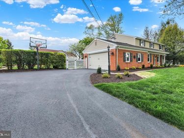 560 VALLEY VIEW DRIVE, NEW HOLLAND, PA 17557