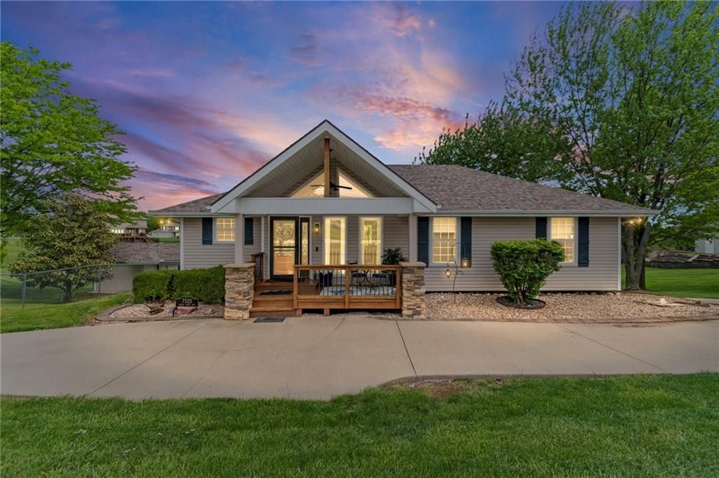 7525 N Amity Avenue, Parkville, MO 64152 Main Photo