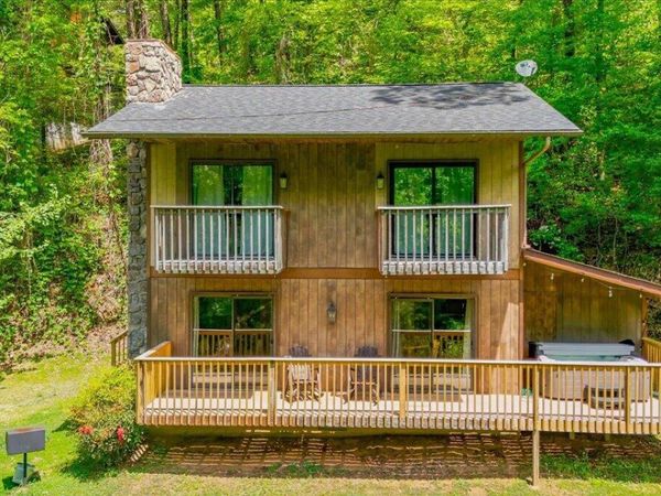 4264 New Pioneer Tr, Pigeon Forge, TN 37863