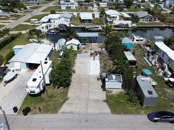 2776 Patterson CT, ST. JAMES CITY, FL 33956