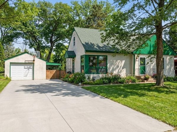711 Grandview Avenue W, Roseville, MN 55113