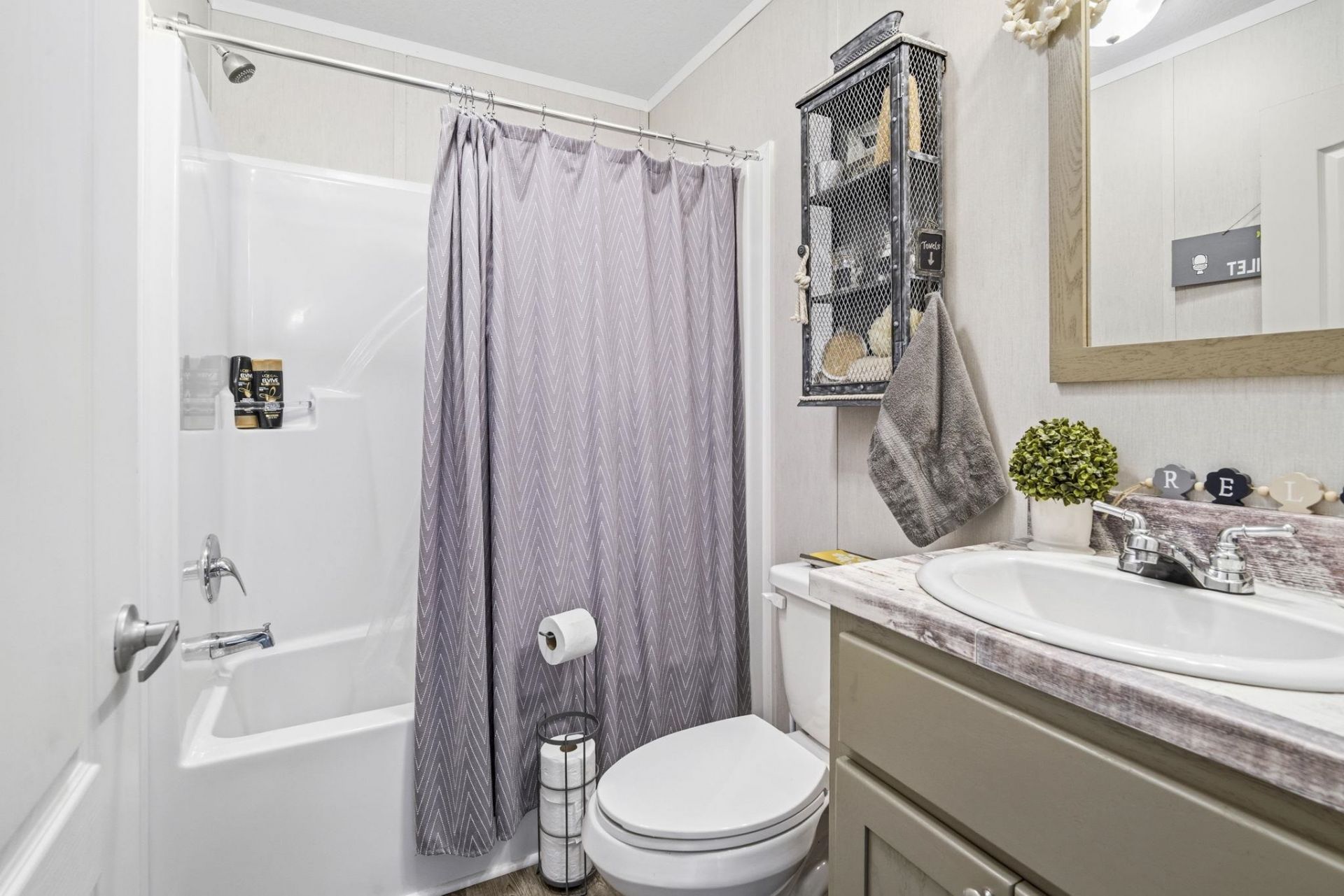 370 Edison Circle Photo 17