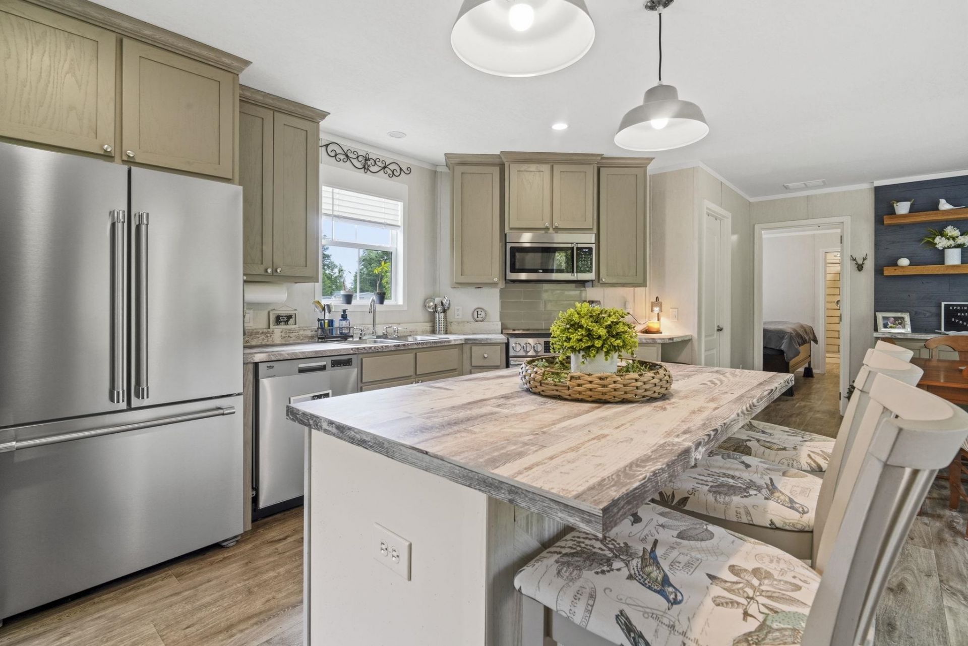 370 Edison Circle Photo 4