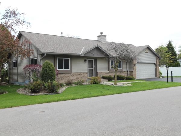 915 Park CIRCLE, Union Grove, WI 53182