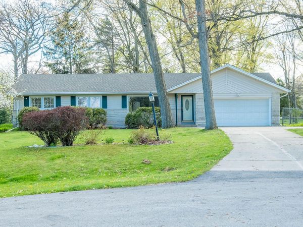 N50W16323 Pin Oak Ct, Menomonee Falls, WI 53051