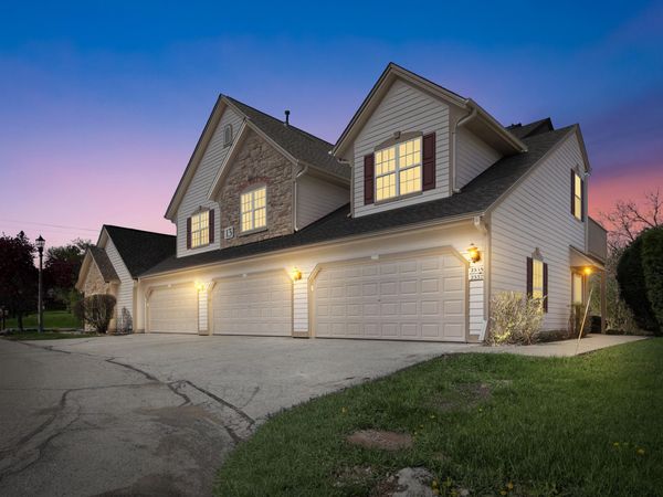 2337 W Vista Bella Dr, Oak Creek, WI 53154