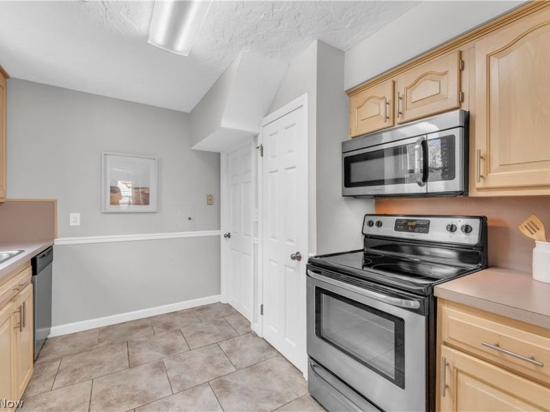 1547 Commodore Road, Lyndhurst, OH 44124 Photo 10