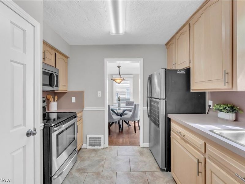 1547 Commodore Road, Lyndhurst, OH 44124 Photo 9