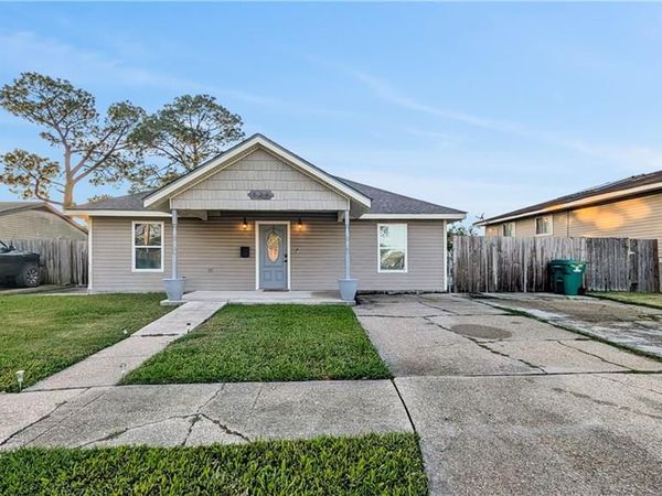 528 GROVEWOOD Drive , Gretna, LA 70056