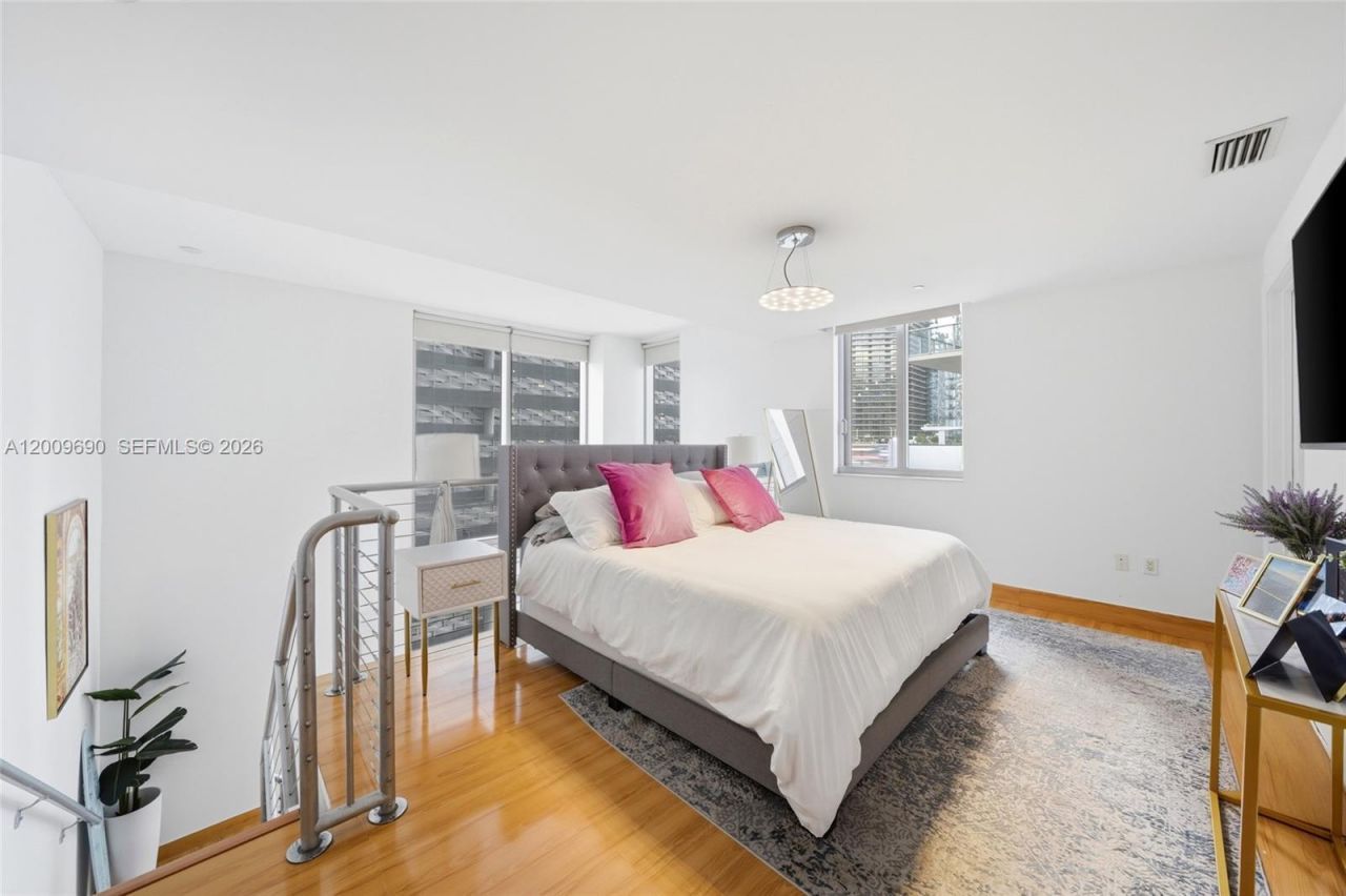 1050 Brickell Ave , Unit 1002, Miami, FL 33131 Photo