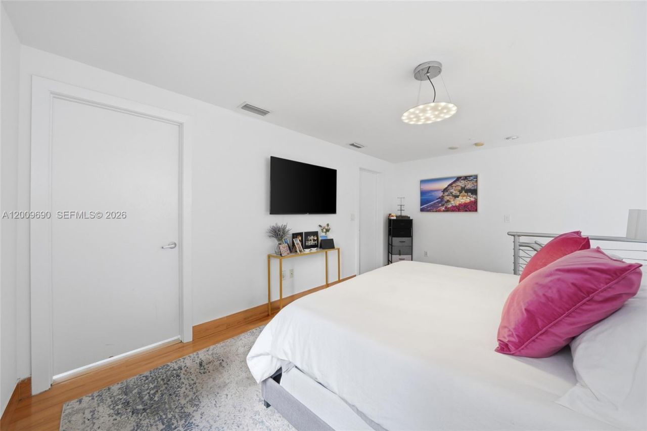 1050 Brickell Ave , Unit 1002, Miami, FL 33131 Photo