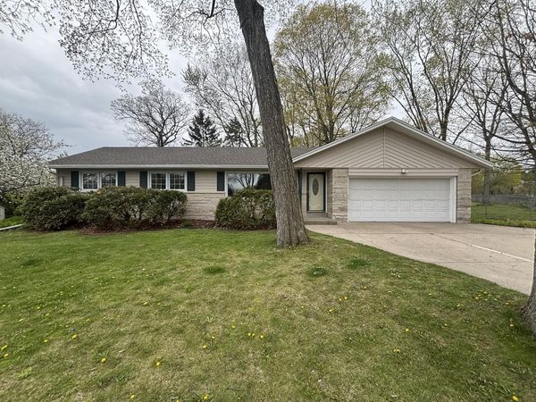 N50W16323 Pin Oak COURT, Menomonee Falls, WI 53051