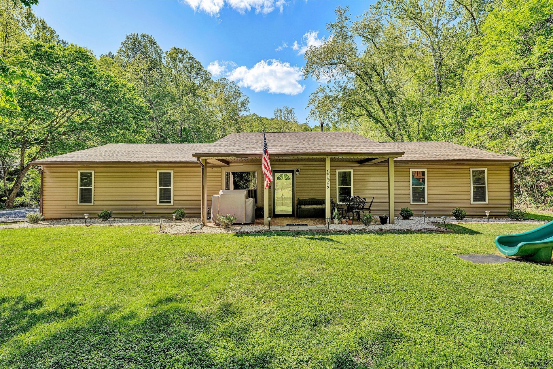 6029 Twelve Oclock Knob Rd, Roanoke, VA 24018 Main Photo