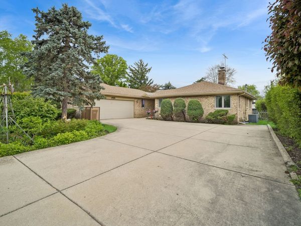 484 Springhill Drive , Roselle, IL 60172