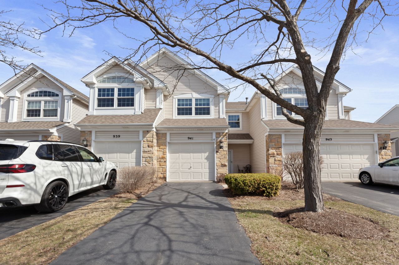 941 Mesa Drive, Lake in the Hills, IL 60156 Main Photo