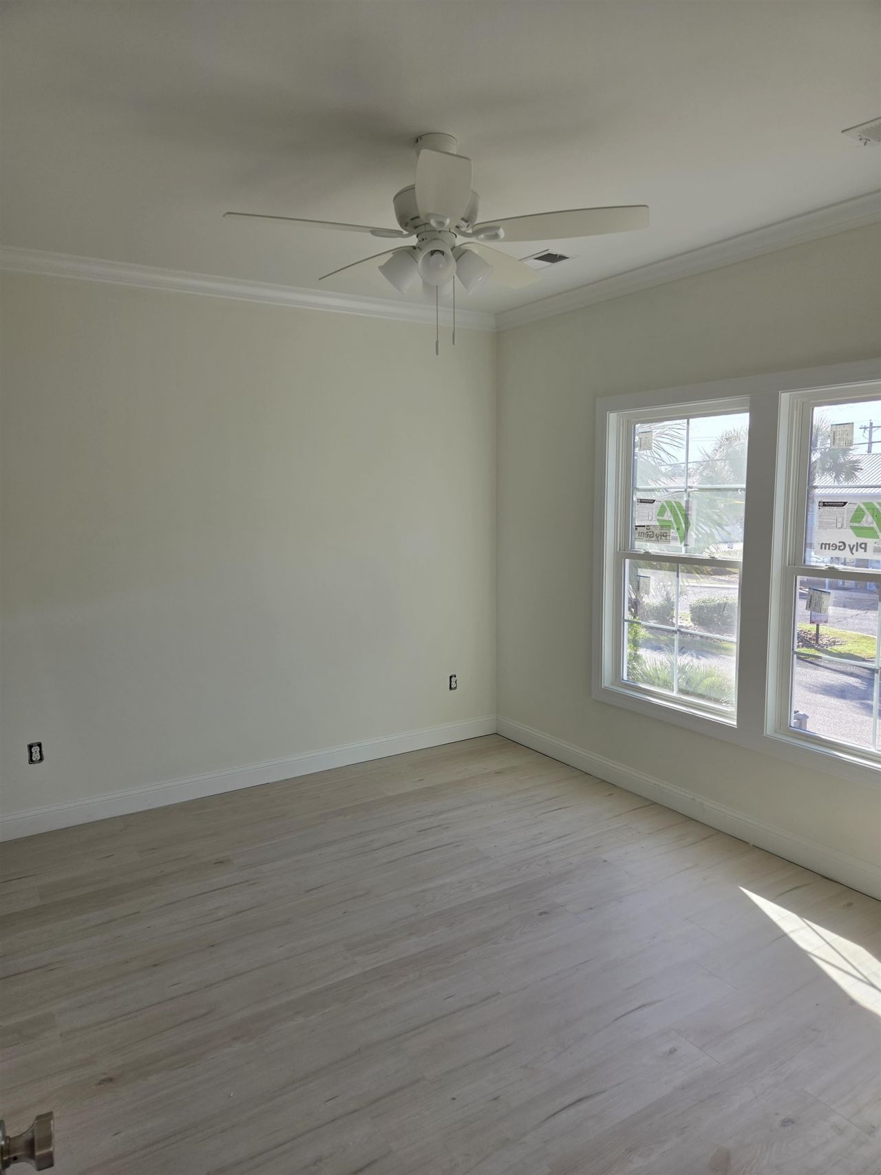 609 Elm St. Photo 9