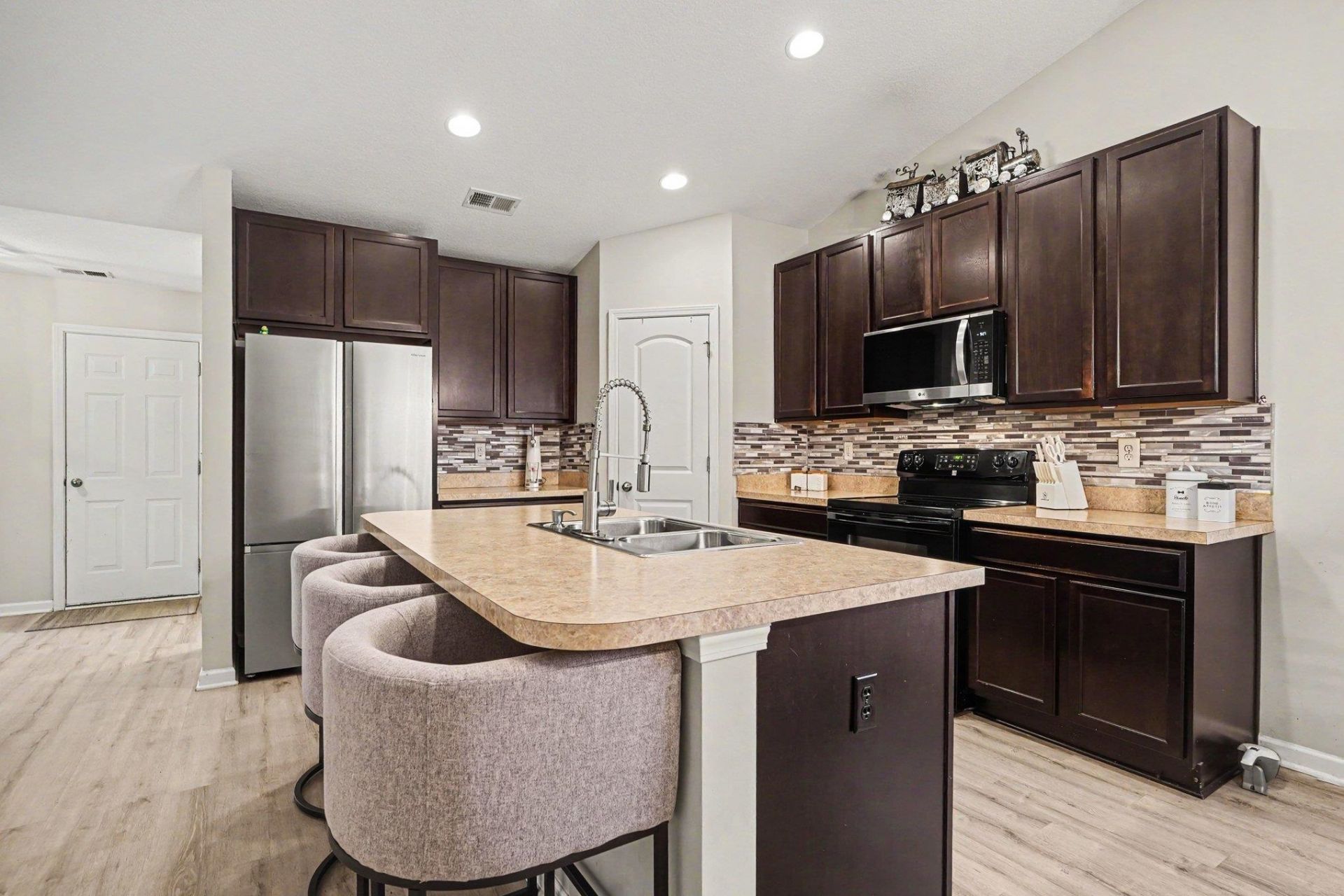 400 Stafford Dr.  Photo 6